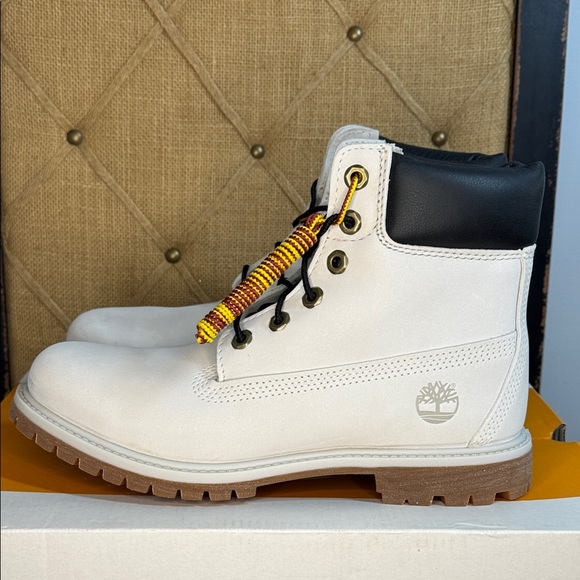 Timberland Boot Light Grey Nubuck 6” Waterproof in Size 9 NWT - Picture 5 of 13